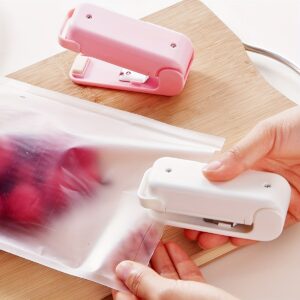 1pc Mini Handheld Snack Sealer – Compact ABS Plastic Bag Sealer for Freshness, Easy-to-Use Kitchen Gadget in White/Pink, Battery Operated (AA Batteries Not Included), Mini Bag Sealer
